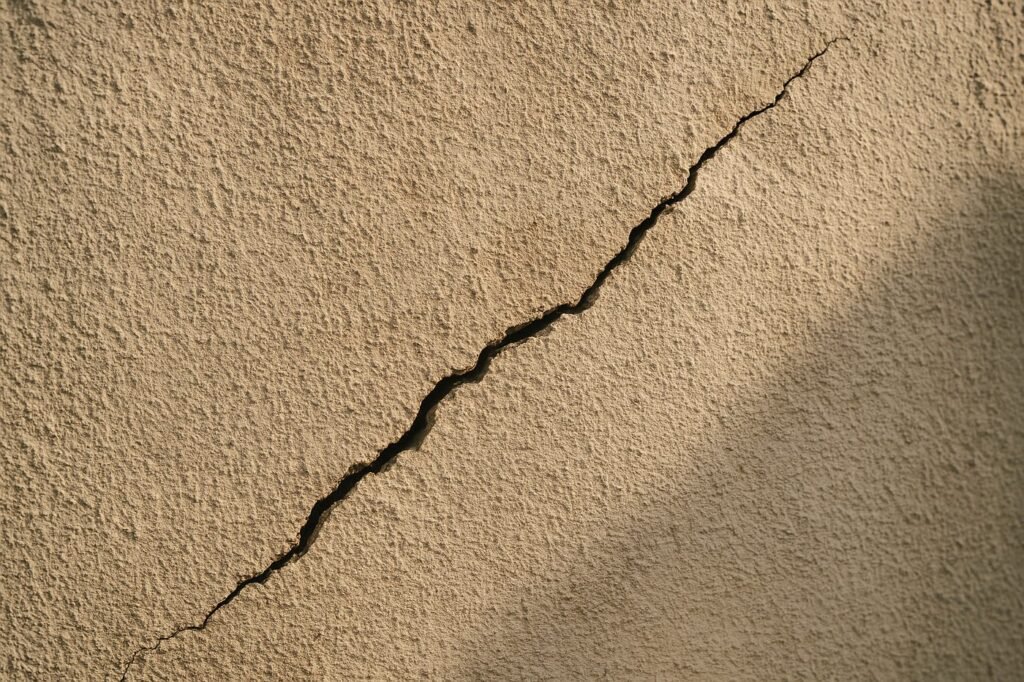 Fissure de façade : causes, gravité et traitement