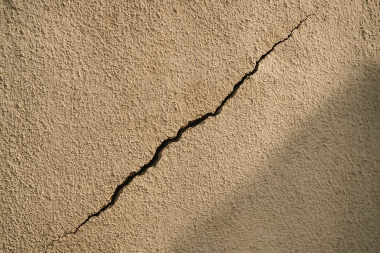 Fissure sur une façade enduite